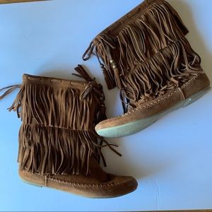 Short Minnetonka fringe boots